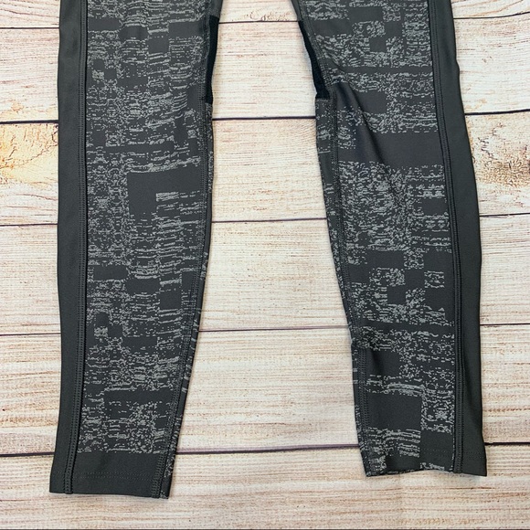 ❗️SOLD❗️Under Armour Gray Heatgear Compression Leggings - Picture 4 of 12